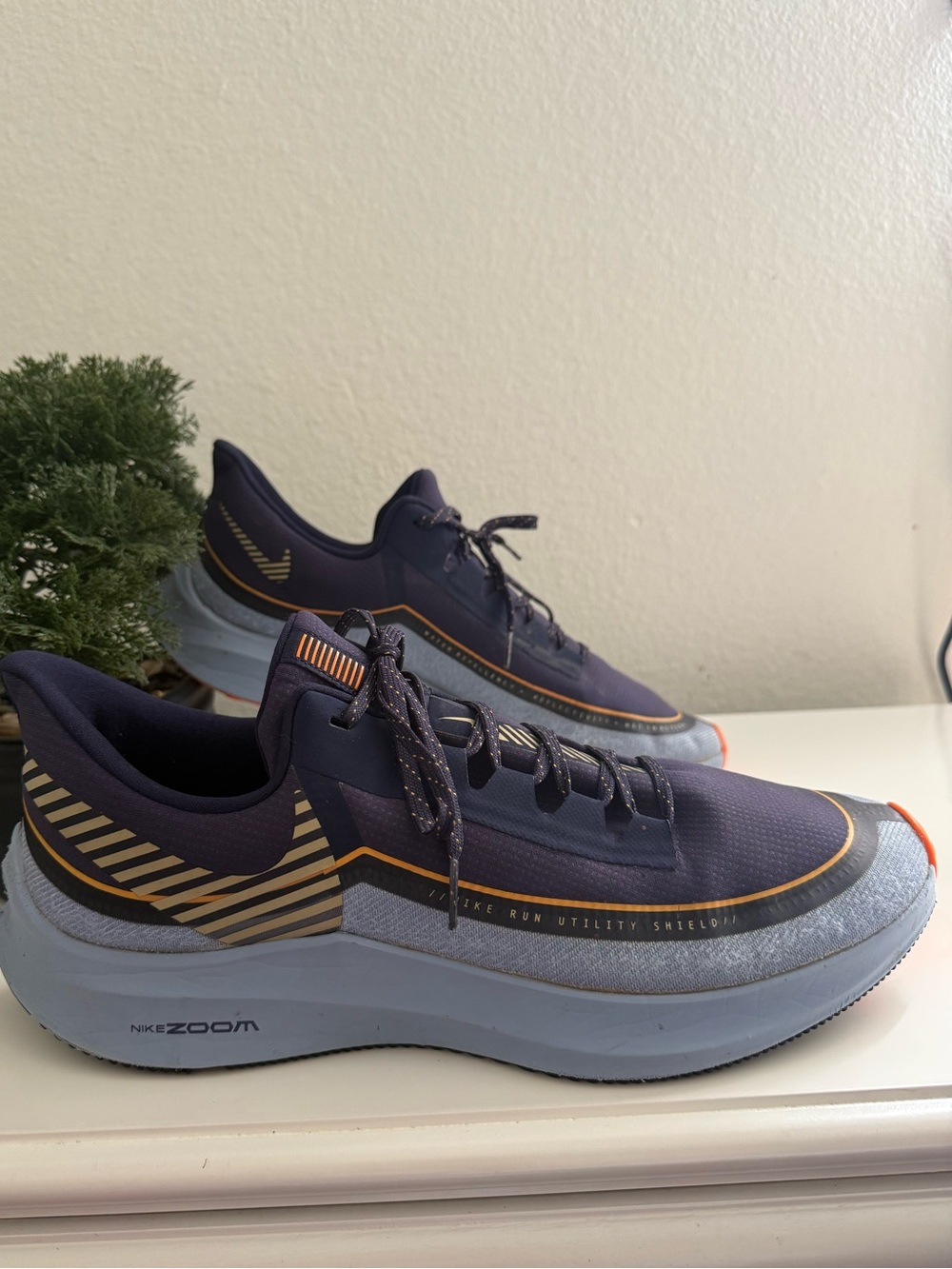 Nike Men size 13  zoom winflo 6  Running Shoes Navy with Gold
